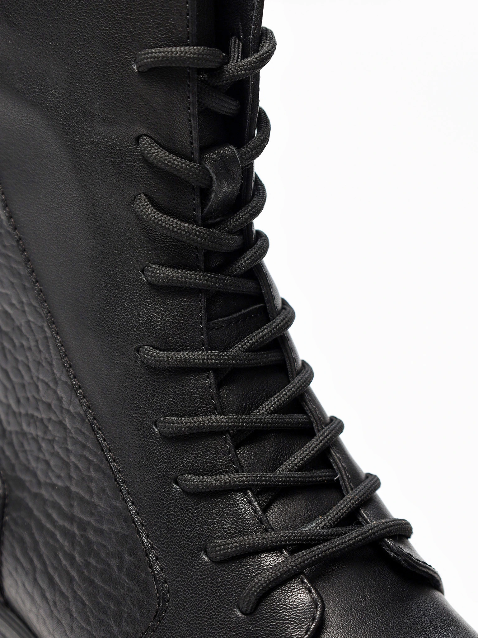 Ботинки черного цвета на среднем широком каблуке